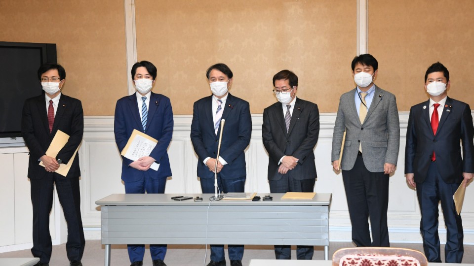 法案提出後に記者会見に臨んだ、道下大樹、落合貴之、末松義規、伴野豊、櫻井周、藤岡隆雄 (左から) 03.jpg