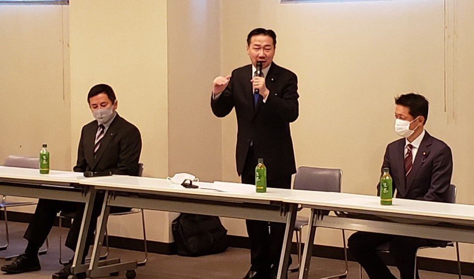 森田俊和衆院議員の集会であいさつする福山幹事長(中央)。写真右は森田衆院議員、左は田並尚明県議・埼玉県連幹事長 中部写真 20201031_102316.jpg
