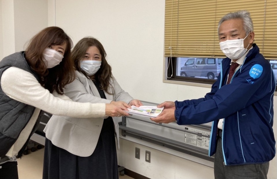 2020年12月24日 新居浜市福祉部保健センターにて小野志保新居浜市議(中央)と手交 image_6487327_rsz.JPG