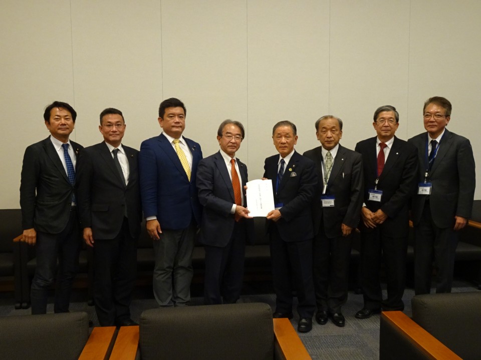>国保中央会の代表として要請に参加した石川県かほく市油野和一郎市長らより、要請書を受け取る近藤企業・団体交流委員長(左4番目。以降左に向かって)、森山同副委員長、松田衆議院議員、小熊企業・団体交流委員長代理 DSC01426.JPG