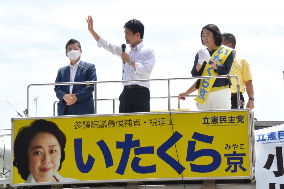 応援弁士としてマイクを握る小川淳也政務調査会長 応援弁士としてマイクを握る小川淳也政務調査会長
