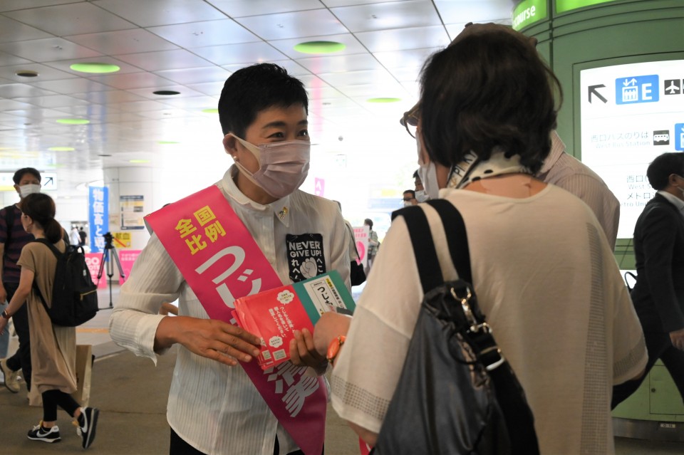 自らビラを配り「全国どこでもつじもと清美」をアピール 20220628_132510tsujimoto2.jpg