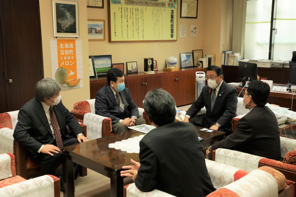左から神谷裕衆院議員、枝野代表、福士苫前町長 ★苫前町長表敬訪問.JPG