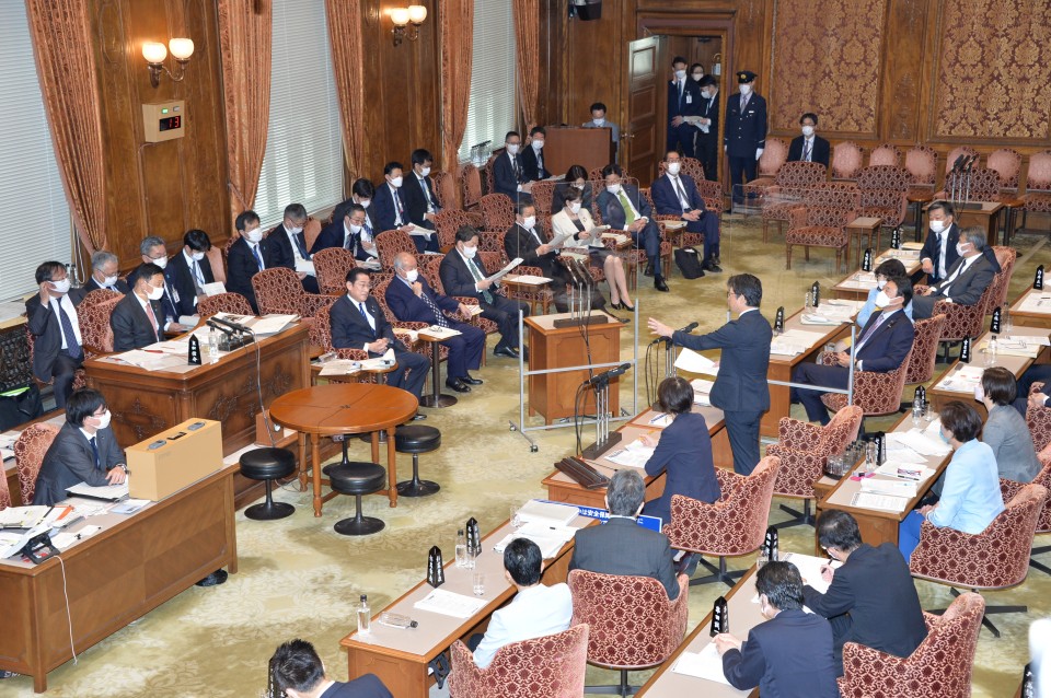 岸田総理をはじめ関係大臣に放送法の政治的公平の政府解釈等を追及する石橋議員 DSC_2500.JPG