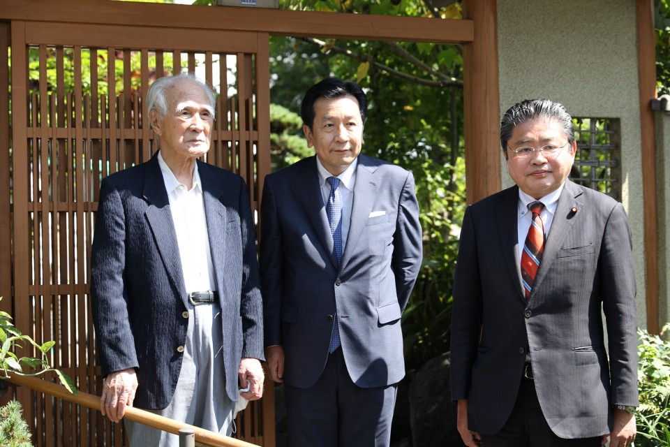 報道陣の撮影に応じる村山元総理、枝野代表、吉川衆院議員(左から) 20210711_095810_01_rez.JPG
