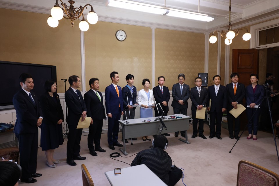 山井和則 岸真紀子 野田国義 中谷一馬 井坂信彦 柚木道義 早稲田ゆき 長妻昭 奥野総一郎 中島克仁 吉田はるみ 本庄知史 杉尾秀哉 坂本祐之輔