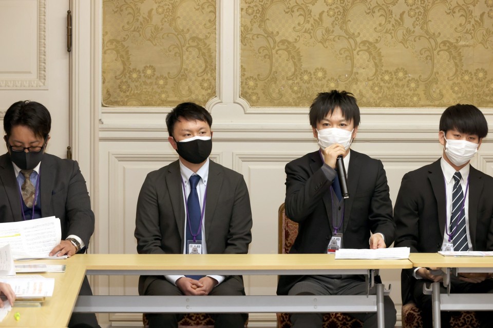 今井智洋代表(右から2番目)とシングルファザーの皆さん 20230207_141641_01_re_rez.JPG