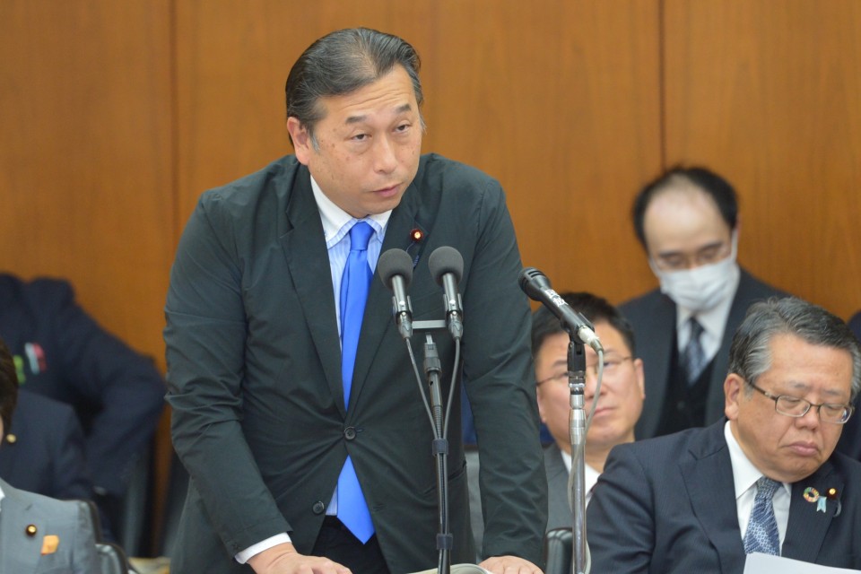 提出者として答弁する吉田統彦議員 吉田統彦