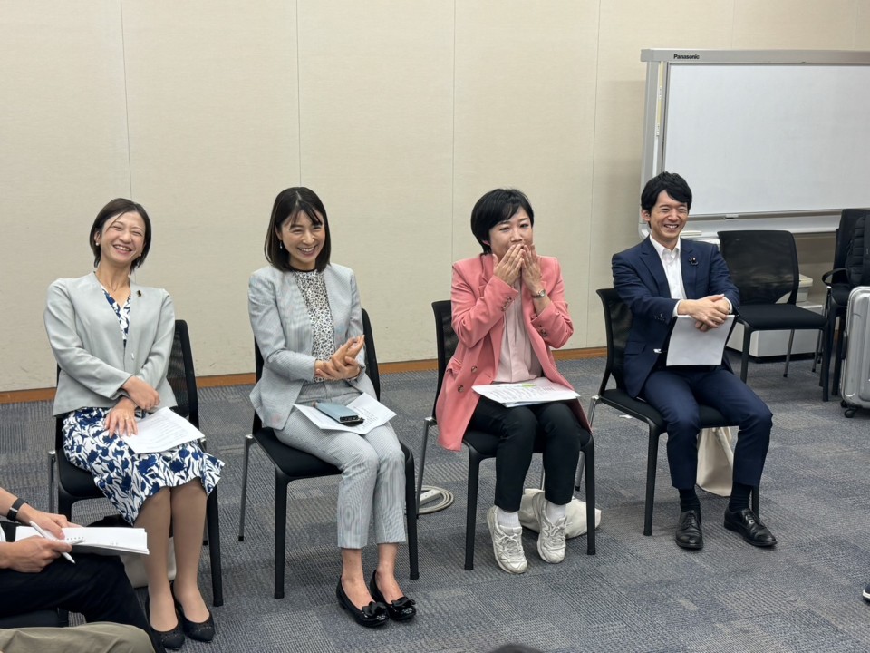参加者の質問に回答する塩村あやか参議(中)、酒井なつみ衆議(左)、村田享子参議(右) 馬場雄基
