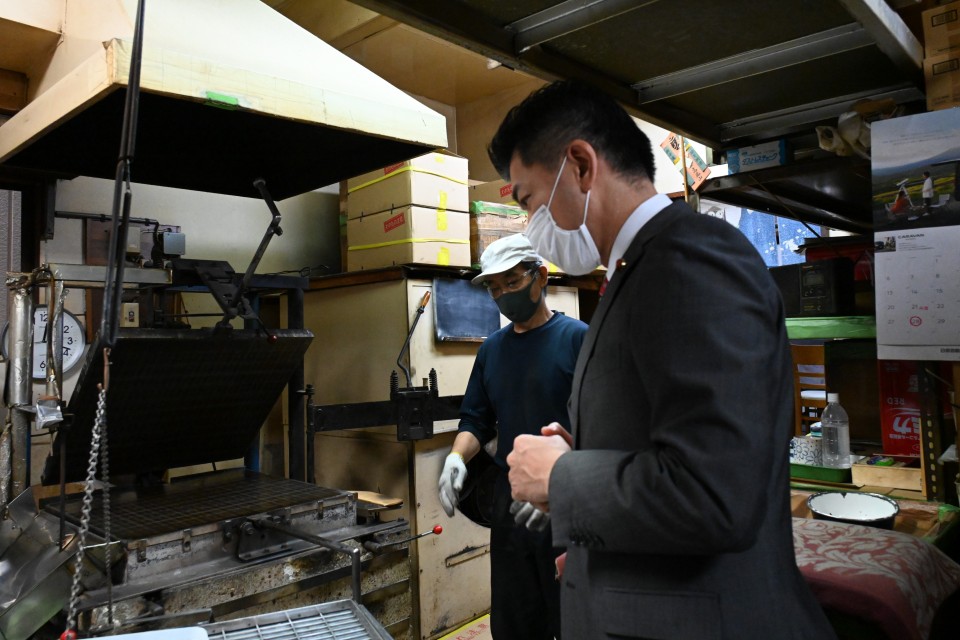 製菓店で話を聞く泉代表 20221105_121737senbei.jpg