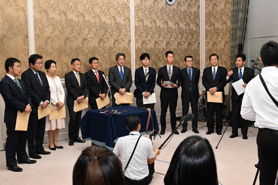 保険証廃止延期法案 山井和則 坂本祐之輔 野田国義 井坂信彦 柚木道義 杉尾秀哉 森田俊和 中島克仁 早稲田ゆき 吉川元 中谷一馬