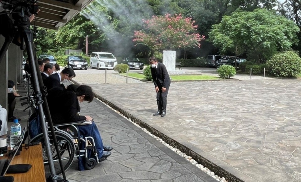 遺族の皆さんにごあいさつする長妻昭政調会長 ひき.jpg