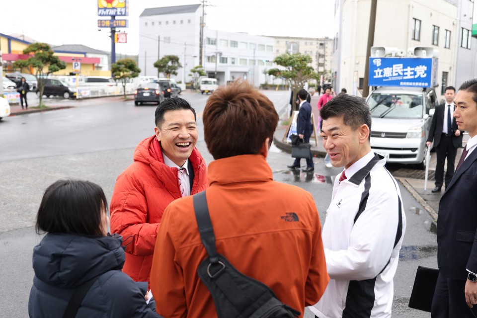 街頭演説後に聴衆と語る山田議員と泉代表 山田勝彦 泉健太