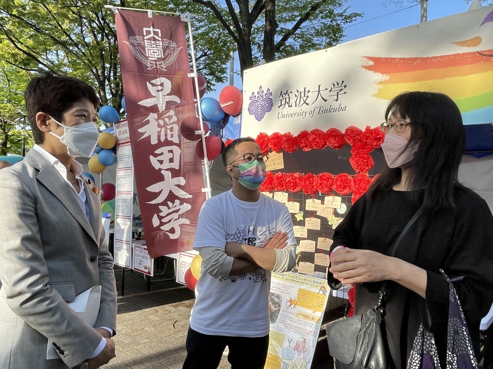 筑波大学のブースでは、多目的トイレの話をかなり詳細に聞きました。「構造物としてのトイレを作れば解決する問題ではなく、誰の目にでも触れるところに入口を作らない」「異性の介護者も一緒に入れるように配慮するのが必要」「多目的トイレを使えるひとがLGBTRだと学校に認められた人だけとするのも違う」、などの説明も聞き、「答えは単純ではない。使う人のニーズをしっかりヒアリングするとともに、周囲の人の意識も高めていくことが重要」と西村幹事長は述べました。 5.jpg