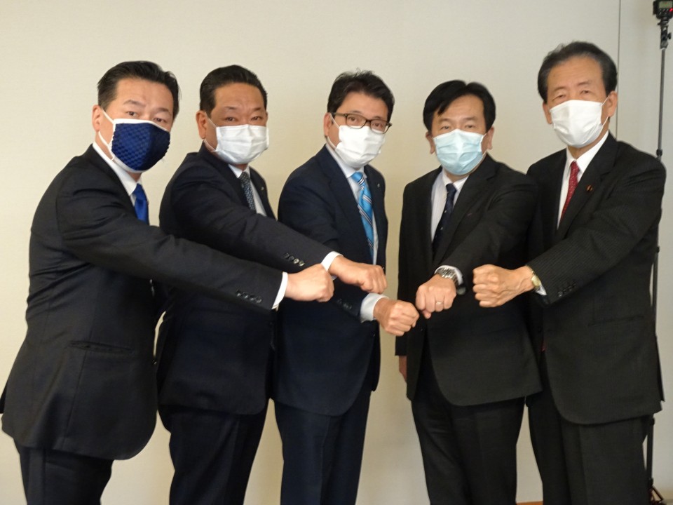左から福山幹事長、JP労組増田委員長・柴中央副執行委員長、枝野代表、平野代表代行 DSC01508.JPG