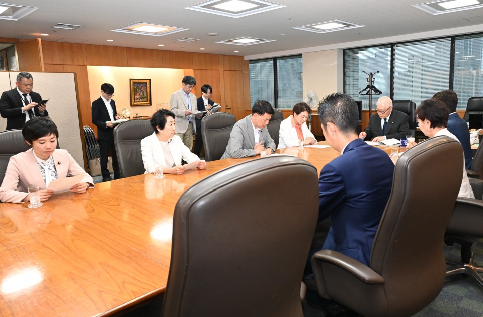 カスタマーハラスメント対策 高木真理 村田享子 早稲田ゆき 堤かなめ 西村智奈美 大西健介 井坂信彦
