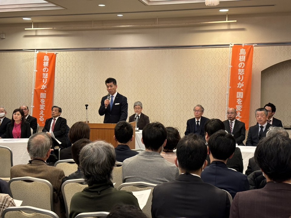 泉健太 亀井亜紀子