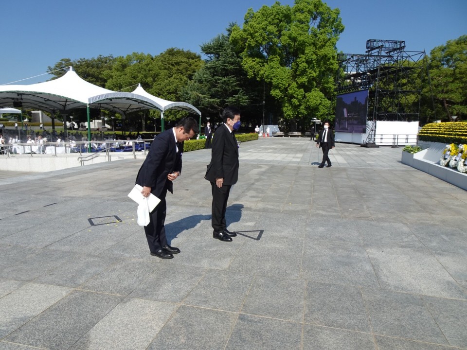 左から森本真治広島県連代表代行、枝野代表 S__77684756.jpg