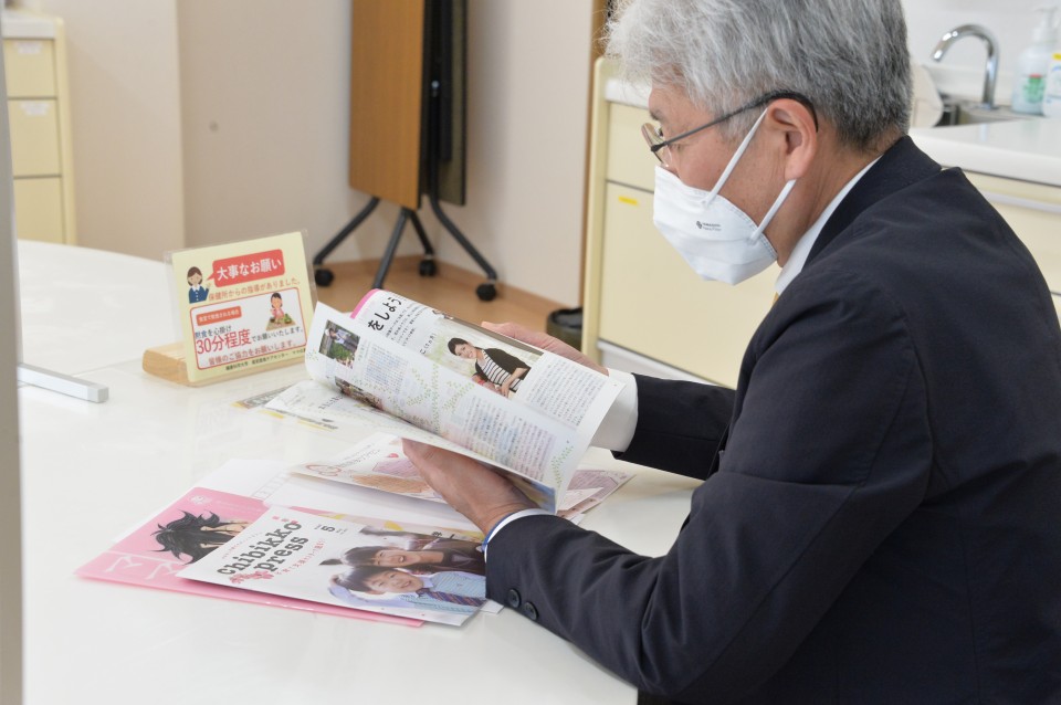 現在は1万部発行の、やまなし子育てサポートマガジン『chibikko press』。当初は手書きだったというこの雑誌を始めたのが宮沢参院議員だという。 DSC_2697.JPG