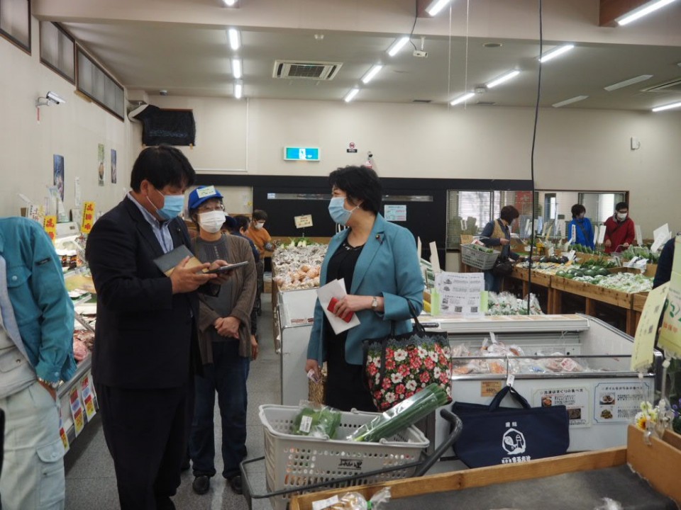吉井物産センターで農業者から話を聞く田名部常幹議長。左は角倉4区総支部長(高崎市) 写真 2020-11-01 10 20 20.jpg