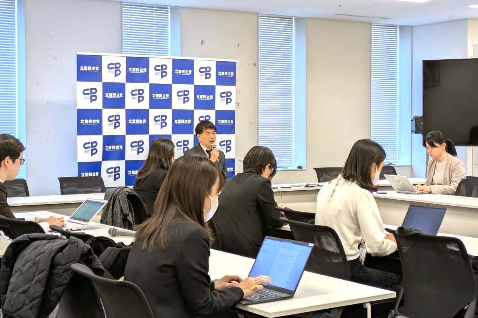 会談後、記者団の取材に応じる大西税調会長(中央) 大西健介