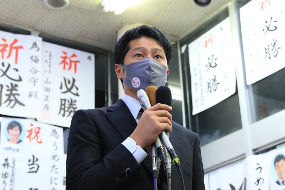 記者団の取材に応じるうめたに候補 IMG_9322_r.JPG