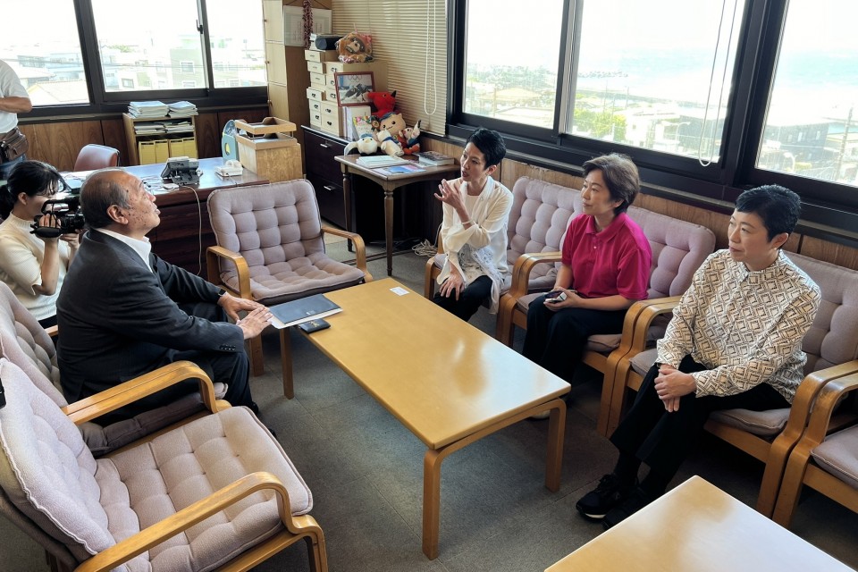 大島町役場で話を聞く辻元代表代行ら 辻元清美 蓮舫 あべ祐美子