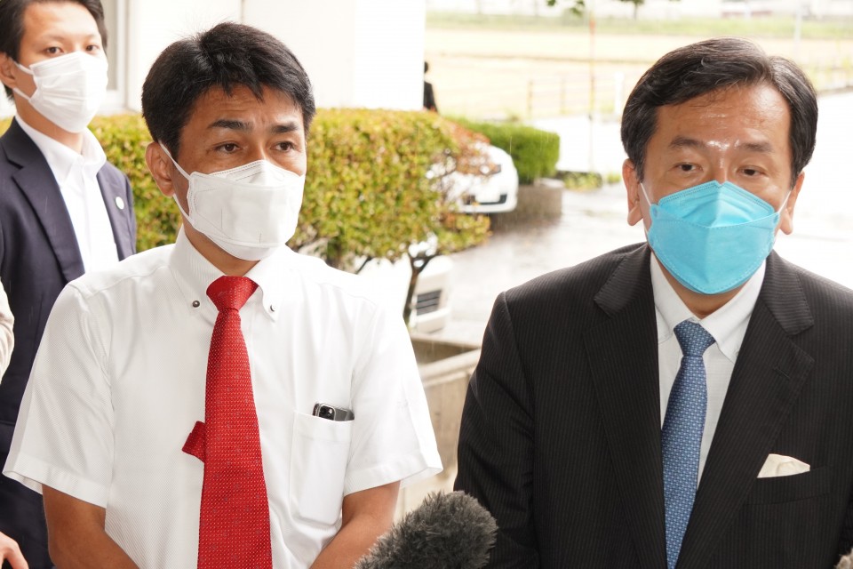 取材に応じる枝野代表(右)。左は黒岩宇洋議員(新潟3区) ★2ショット ぶら下がりDSC00444.JPG
