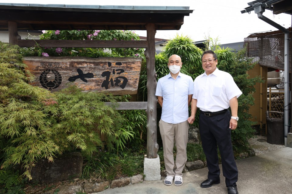 七福の安藤隆生さん(左)と眞野哲・岐阜5区総支部長(右) 20230831_124607_re_rez.JPG