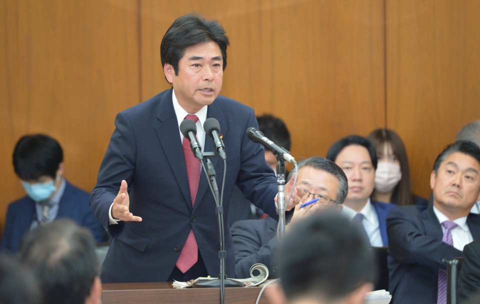 提出者として答弁する山井和則議員 山井和則