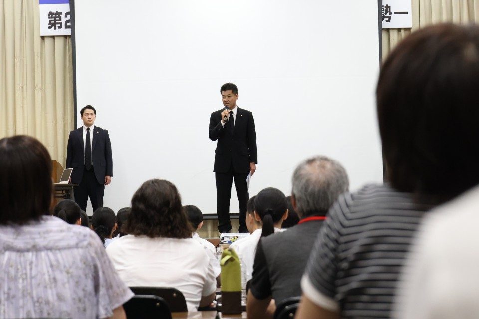 「ピース・ブリッジ 2024 inながさき」の会場であいさつをする泉代表 「ピース・ブリッジ 2024 inながさき」の会場であいさつをする泉健太