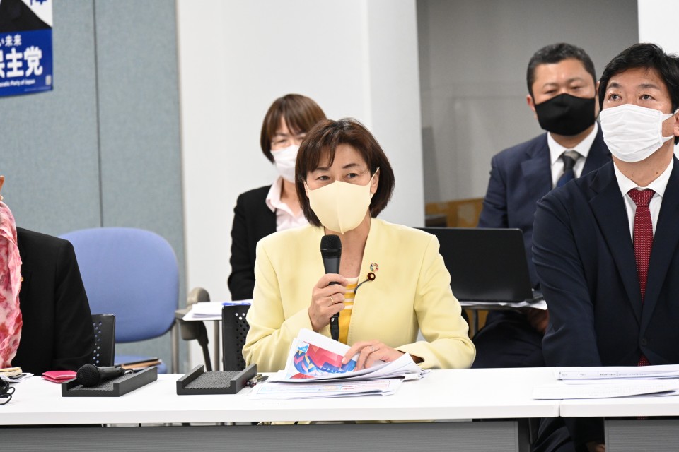 東日本大震災当時の取組みを語る岡本あき子政調副会長と荒井優衆院議員 岡本荒井両議員.JPG