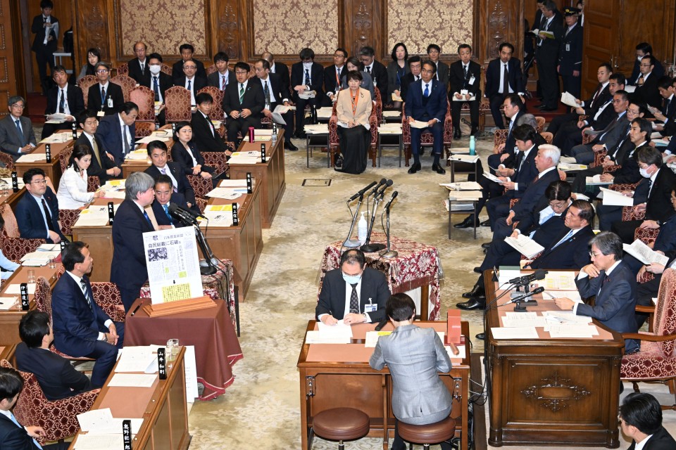 衆院予算委員会 岡本あき子