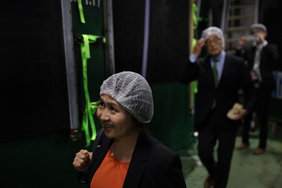 蔵を見学する亀井亜紀子・総支部長 20240413_114539_rez.JPG
