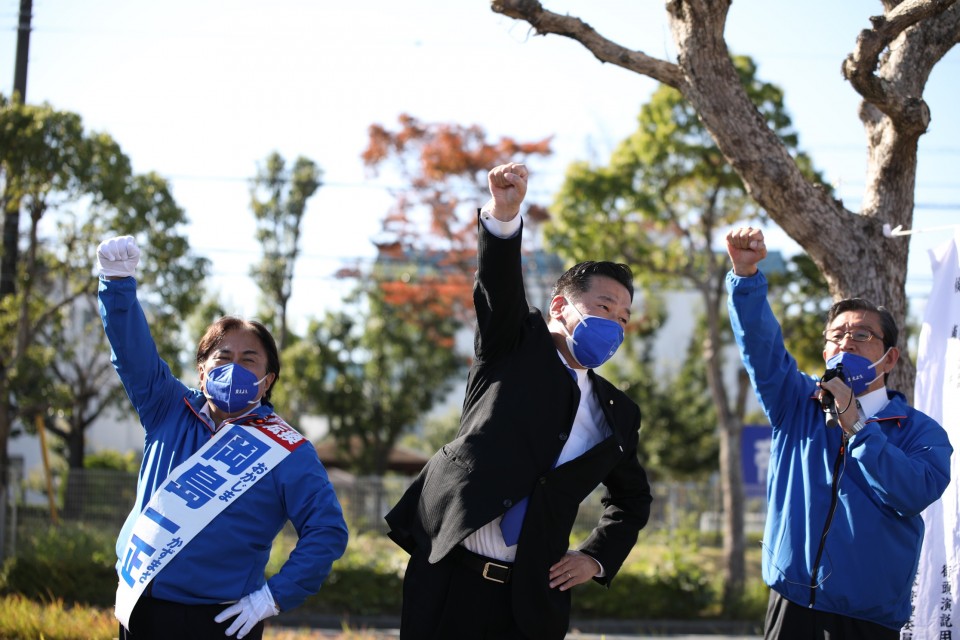 最後は聴衆とともに「変えよう」コールで締めました 20211030_131018_rez.JPG