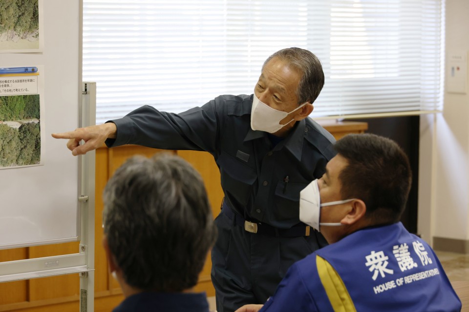 災害状況を説明する西川村長 20220930_091610_re_rez.JPG