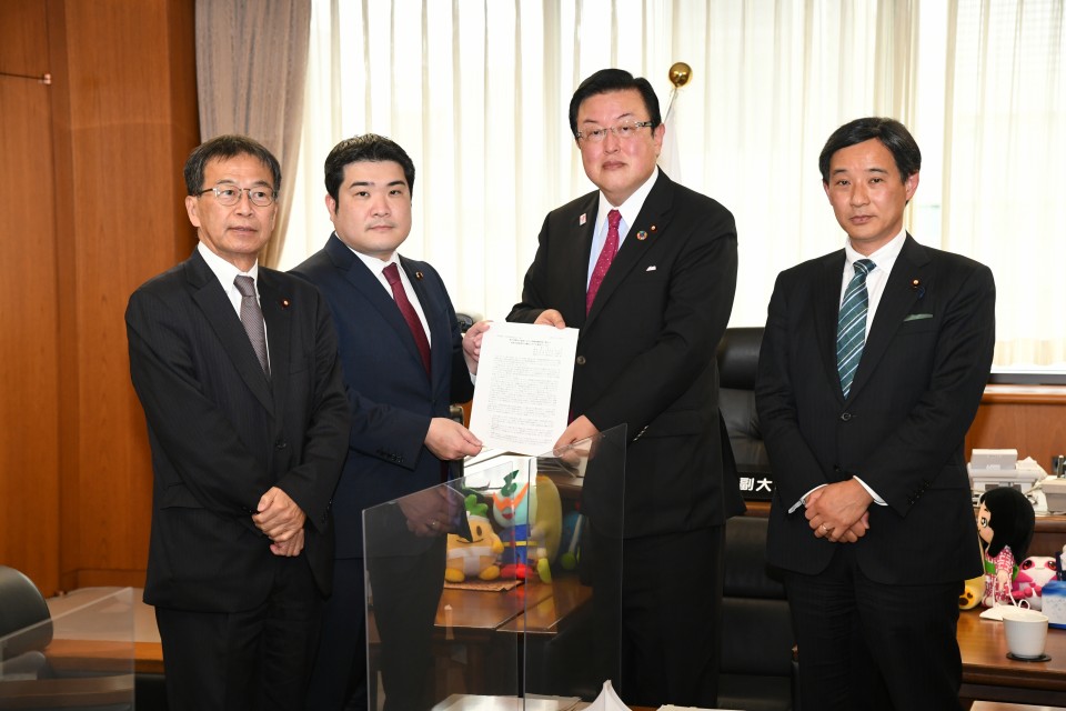 左から山崎調査会事務局長、山岡部会長、長坂経済産業副大臣、 20210325 115754.JPG