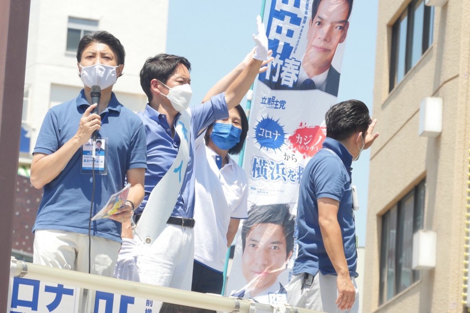 保土ケ谷駅前で訴える青柳陽一郎議員(左) S__28368930_rez.jpg