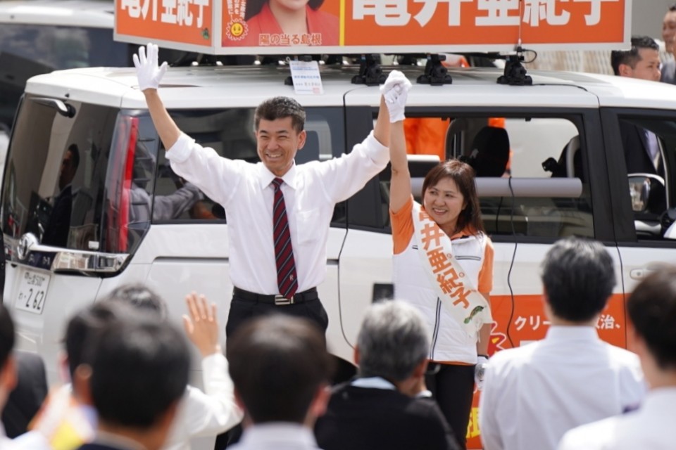 LINE_ALBUM_0417_松江市役所 with 代表_240417_2_re.jpg 泉健太 亀井亜紀子