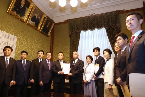 医薬品不足を解消するための中間年改定廃止法案　中島克仁　山井和則　柚木道義　伴野豊　井坂信彦　早稲田ゆき　森本真治