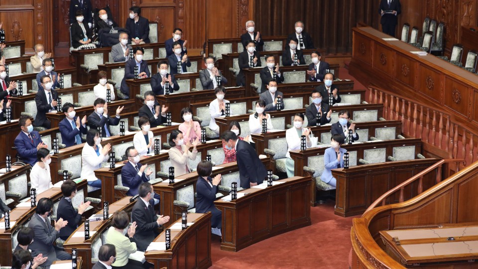 参院本会議で指名を受けてあいさつする羽田議員 _20210507 102817honkaigi.jpg