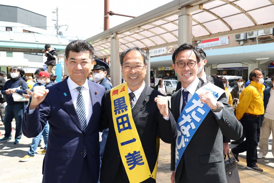 左から、泉代表、黒田県議候補、たなびき市会候補 20230408_123628_01_rez.JPG