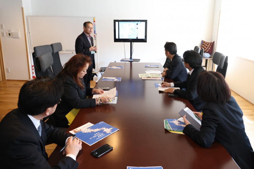 北野代表から話を聞く泉代表ら 東日本大震災 泉健太