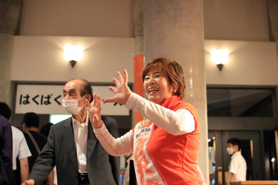 来場者に手を振って見送る宮沢ゆか候補と輿石東元参議院議員 来場者に手を振って見送る宮沢ゆか候補と輿石東元参議院議員