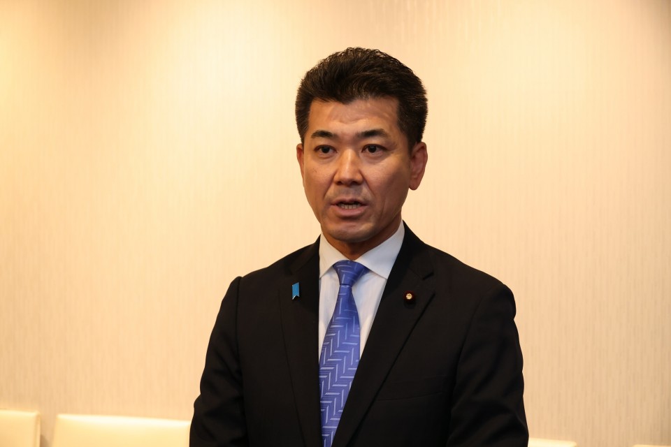 記者団の取材に応じる泉代表 20221202_162016_rez.JPG