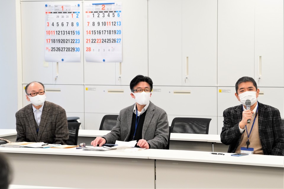 関根秀一郎派遣ユニオン書記長(右)とホテル配膳員の方々 ★派遣ユニオン.JPG
