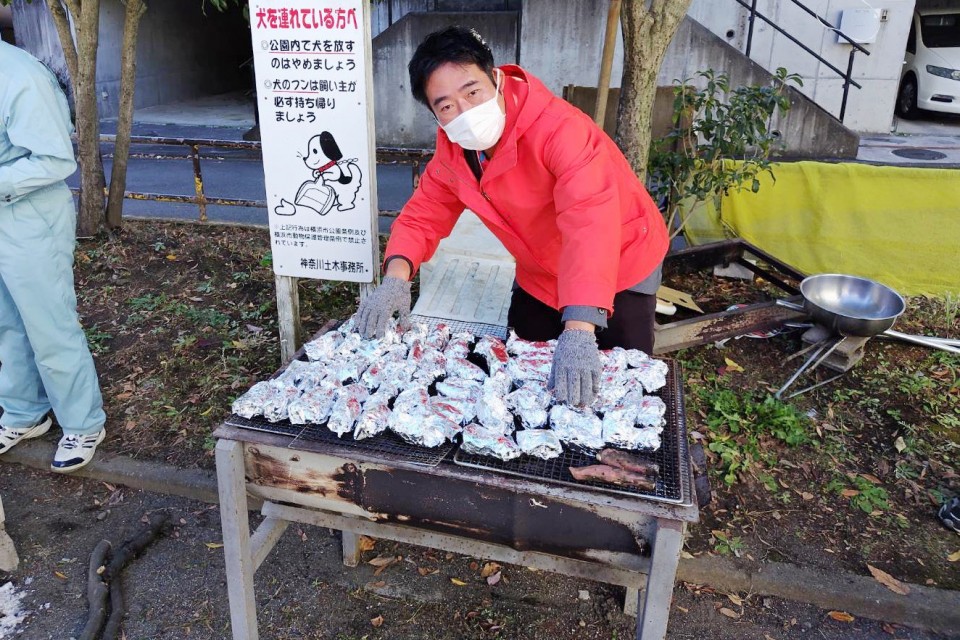 神奈川区白幡地区地域イベント。やきいもづくりのお手伝い 中村武人