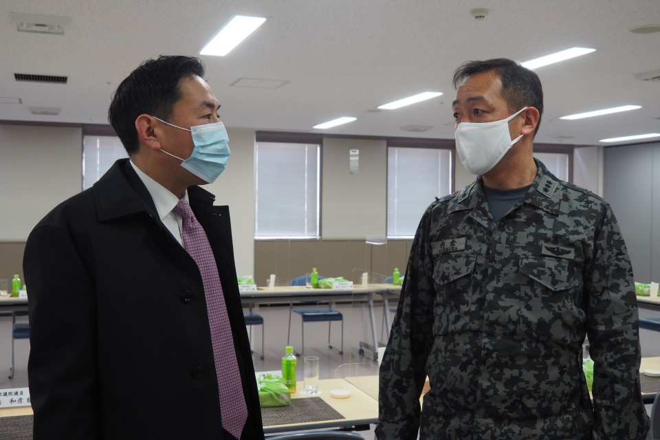 篠原豪調査会長と内倉・航空総隊司令 ★篠原豪外交・安全保障・主権調査会長(左)と内倉・航空総隊指令.JPG