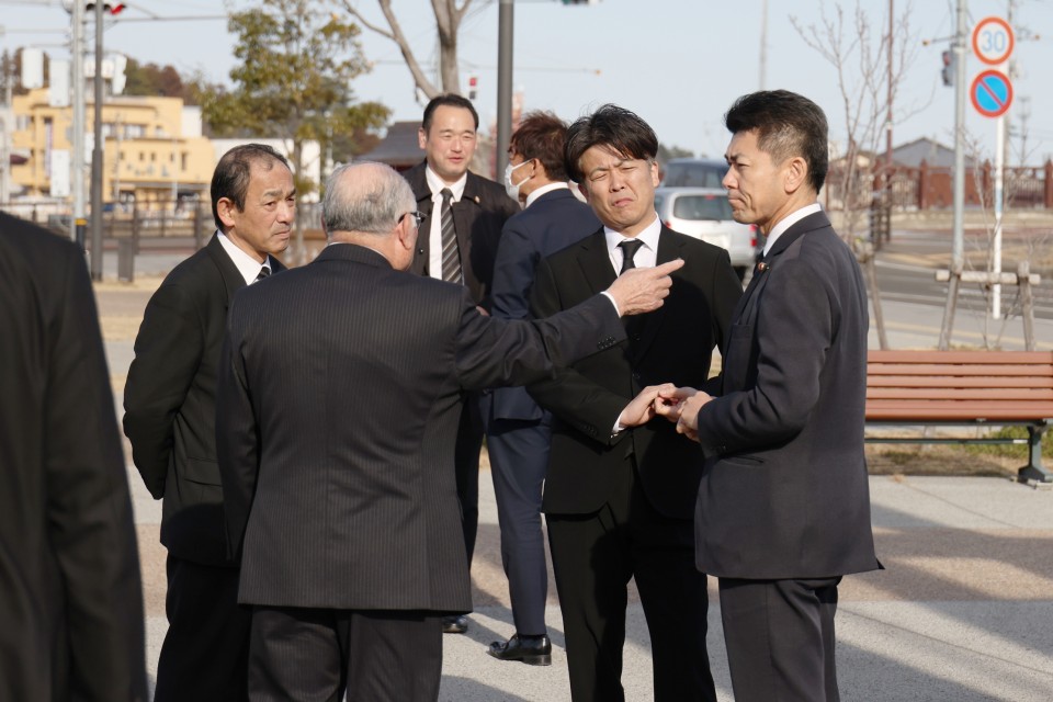 当時の話を聞く泉代表。左が深谷市長 東日本大震災 泉健太