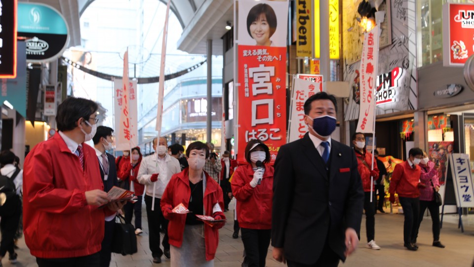 商店街を練り歩く福山哲郎幹事長(中央) 122A2187neriaruki.jpg
